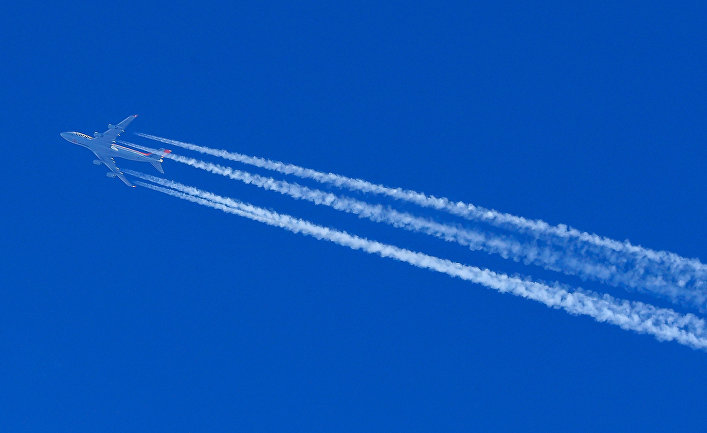 Самолет Boeing 747-467 в небе над Москвой Самолет Boeing 747-467 в небе над Москвой