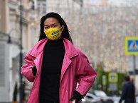Девушка в защитной маске в Москве Девушка в защитной маске в Москве