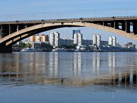 Вид на левобережную набережную и Коммунальный мост с острова Отдыха на реке Енисей в Красноярске Вид на левобережную набережную и Коммунальный мост с острова Отдыха на реке Енисей в Красноярске