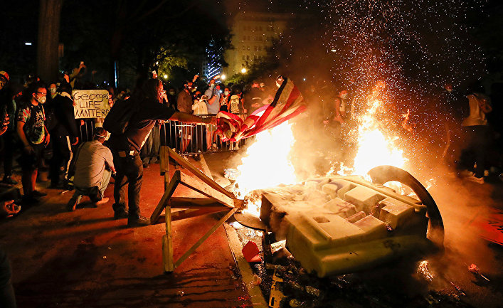 Участники акций протеста устроили пожар в знак протеста против смерти Джорджа Флойда в Вашингтоне