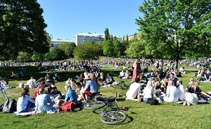 30 мая 2020. Люди отдыхают в парке, Стокгольм, Швеция