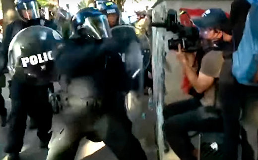 В Вашингтоне полицейские напали на журналистов В Вашингтоне полицейские напали на журналистов