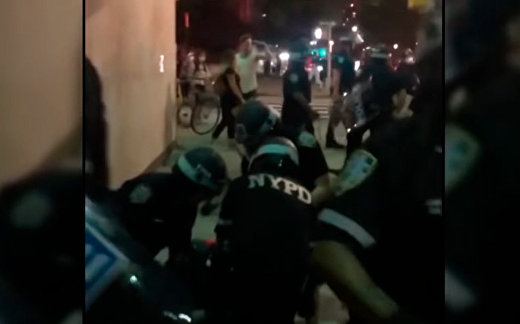 В Бруклине полиция избила дубинками протестующих В Бруклине полиция избила дубинками протестующих