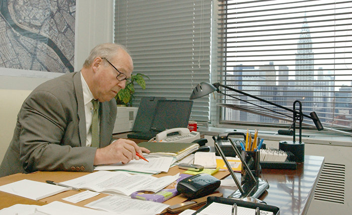30 июня 2003. Руководитель комиссии инспекторов ООН Ханс Бликс работает в офисе в Нью-Йорке над докладом о вероятности наличия ядерного оружия у Ирака