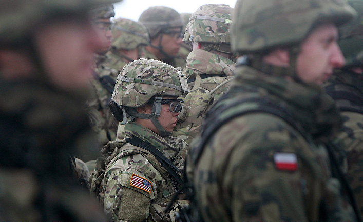 Американские и польские войска во время церемонии в городе Оржиш