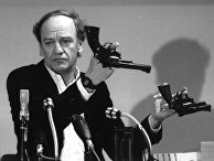 31 марта 1986. Главный следователь Ханс Хольмер демонстрирует два револьвера в рамках расследования убийства Улофа Пальме 31 марта 1986. Главный следователь Ханс Хольмер демонстрирует два револьвера в рамках расследования убийства Улофа Пальме