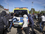 7 июня 2020. Протестующие нападают на полицию в Гётеборге, Швеция 7 июня 2020. Протестующие нападают на полицию в Гётеборге, Швеция