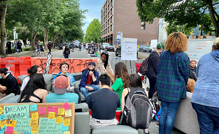 Протестующие во время акции протеста в Сиэтле Протестующие во время акции протеста в Сиэтле