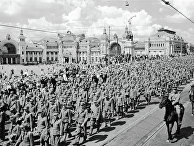 Колонна пленных немцев перед Белорусским вокзалом в Москве Колонна пленных немцев перед Белорусским вокзалом в Москве