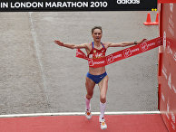 25 апреля 2010. Российская бегунья Лилия Шобухова пересекает финишную черту Лондонского марафона 25 апреля 2010. Российская бегунья Лилия Шобухова пересекает финишную черту Лондонского марафона