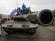 Жители Риги осматривают танк НАТО Leopard 2, Латвия Жители Риги осматривают танк НАТО Leopard 2, Латвия