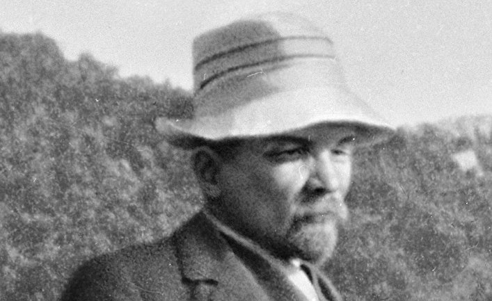 Ленин на прогулке в горах Татры Ленин на прогулке в горах Татры