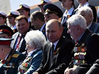 Президент РФ Владимир Путин во время военного парада в ознаменование 75-летия Победы Президент РФ Владимир Путин во время военного парада в ознаменование 75-летия Победы