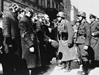 Нацистские солдаты и жители Варшавского гетто, весна 1943 года Нацистские солдаты и жители Варшавского гетто, весна 1943 года