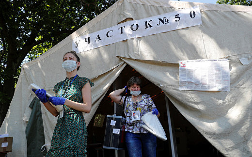 Члены местной избирательной комиссии на мобильном избирательном участке в поселке Павлово Члены местной избирательной комиссии на мобильном избирательном участке в поселке Павлово