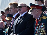 Президент Белоруссии Александр Лукашенко с сыном Николаем (в центре) на параде в Москве Президент Белоруссии Александр Лукашенко с сыном Николаем (в центре) на параде в Москве