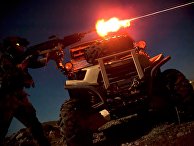 Морпех из команды спецопераций стреляет из пулемета M240B во время ночной тренировки в Афганистане Морпех из команды спецопераций стреляет из пулемета M240B во время ночной тренировки в Афганистане