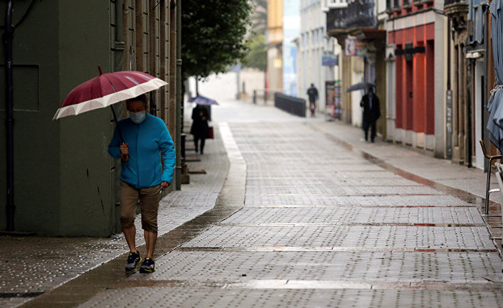 Прохожие на улице в Рибадео, провинция Луго в составе автономного сообщества Галисия