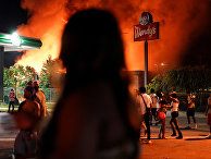 Ресторан Wendy’s горит во время беспорядков в Атланте, штат Джорджия Ресторан Wendy’s горит во время беспорядков в Атланте, штат Джорджия