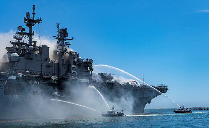 Forbes (США): сгорел десантный корабль «Боном Ричард» — по всей видимости из-за нарушения пожарной безопасности