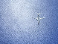 Бомбардировщик B-1B Lancer ВВС США летит над морем Бомбардировщик B-1B Lancer ВВС США летит над морем