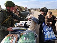 Военнослужащие российского центра по примирению враждующих сторон раздают гуманитарную помощь сирийским беженцам на территории гуманитарного коридора Абу-Духур в окрестностях провинции Идлиб Военнослужащие российского центра по примирению враждующих сторон раздают гуманитарную помощь сирийским беженцам на территории гуманитарного коридора Абу-Духур в окрестностях провинции Идлиб