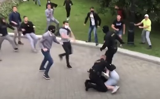 Жесткая драка с ОМОНом и задержания в Минске Жесткая драка с ОМОНом и задержания в Минске