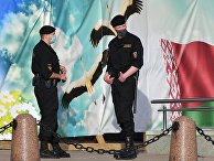 Возле ЦИК Белоруссии выстроилась очередь граждан для подачи обращений Возле ЦИК Белоруссии выстроилась очередь граждан для подачи обращений