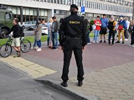 Возле ЦИК Белоруссии выстроилась очередь граждан для подачи обращений Возле ЦИК Белоруссии выстроилась очередь граждан для подачи обращений