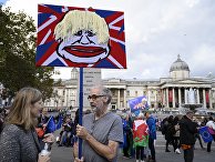 Участники акции против Brexit в Лондоне держат плакат с изображением Бориса Джонсона Участники акции против Brexit в Лондоне держат плакат с изображением Бориса Джонсона