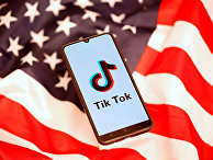 Приложение TikTok на экране смартфона Приложение TikTok на экране смартфона