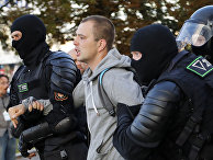 Полиция во время задержания протестанта в Минске, Белоруссия Полиция во время задержания протестанта в Минске, Белоруссия
