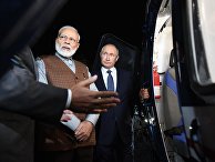 Президент РФ Владимир Путин и премьер-министр Индии Нарендра Моди осматривают вертолет Ка-226Т Президент РФ Владимир Путин и премьер-министр Индии Нарендра Моди осматривают вертолет Ка-226Т
