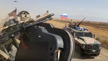 Российские военные протаранили американский броневик
