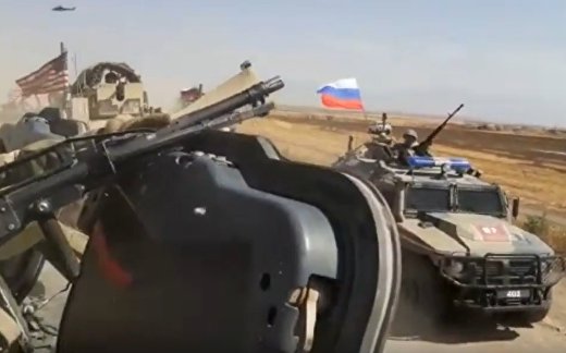 Российские военные протаранили американский броневик Российские военные протаранили американский броневик