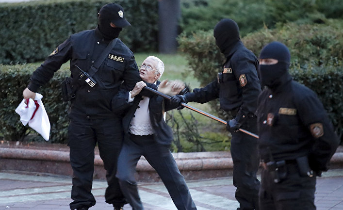 Активистка Нина Багинская во время митинга в Минске