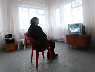 Мужчина смотрит телевизор Мужчина смотрит телевизор