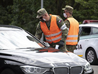 Словакская полиция проверяет автомобили на границе Словакская полиция проверяет автомобили на границе