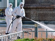 Сотрудники санитарных служб проводят обработку улиц в Стамбуле, Турция Сотрудники санитарных служб проводят обработку улиц в Стамбуле, Турция