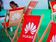 Логотип Huawei на стенде компании во время выставки в Польше Логотип Huawei на стенде компании во время выставки в Польше