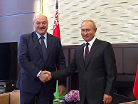 Президент РФ Владимир Путин и президент Белоруссии Александр Лукашенко (слева) во время встречи Президент РФ Владимир Путин и президент Белоруссии Александр Лукашенко (слева) во время встречи