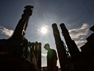 Военнослужащий у зенитно-ракетной системы С-300 во время подготовки к международному форуму «Технологии в машиностроении-2014» в подмосковном Жуковском Военнослужащий у зенитно-ракетной системы С-300 во время подготовки к международному форуму «Технологии в машиностроении-2014» в подмосковном Жуковском