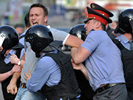 Задержание Алексея Навального во время митинга "Марш миллионов " в Москве Задержание Алексея Навального во время митинга "Марш миллионов " в Москве