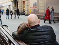 Пара обнимается на скамейке Пара обнимается на скамейке