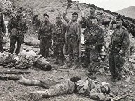 Алжирские бойцы рядом с убитыми французскими солдатами, 1959 год Алжирские бойцы рядом с убитыми французскими солдатами, 1959 год