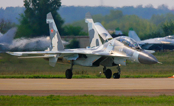 Истребитеель Су-30 МК на взлетной полосе Истребитеель Су-30 МК на взлетной полосе