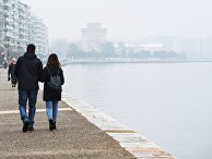 Отдыхающие прогуливаются по набережной Отдыхающие прогуливаются по набережной
