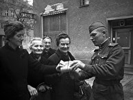 Великая Отечественная война 1941-1945 гг. Советский солдат раздает хлеб женщинам Берлина Великая Отечественная война 1941-1945 гг. Советский солдат раздает хлеб женщинам Берлина