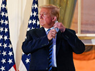 Президент США Дональд Трамп на балконе Белого дома после госпитализации Президент США Дональд Трамп на балконе Белого дома после госпитализации