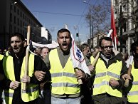 Участники акции протеста в Афинах, выступающие против законопроекта об изменениях в сфере социального и пенсионного обеспечения Участники акции протеста в Афинах, выступающие против законопроекта об изменениях в сфере социального и пенсионного обеспечения